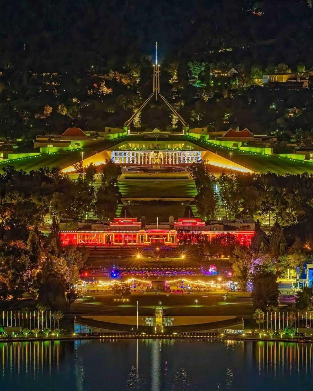 Australiaさんのインスタグラム写真 - (AustraliaInstagram)「Lights, Canberra, action! 🌟 We're so pleased to see @visitcanberra's colourful @enlighten_canberra back in full swing this year, bringing a whole new layer of magic to the capital city. This incredible shot was taken by @chrisparryphoto over the weekend, providing a glimpse of the culture and creativity that is waiting to be discovered. #EnlightenCanberra will be lighting up #Canberra until March 14, including the returning of its signature event, the #CanberraBalloonSpectacular, where an array of eye-catching hot air balloons will take over the skyline.🎈 #seeaustralia #visitcanberra #holidayherethisyear」3月1日 19時43分 - australia