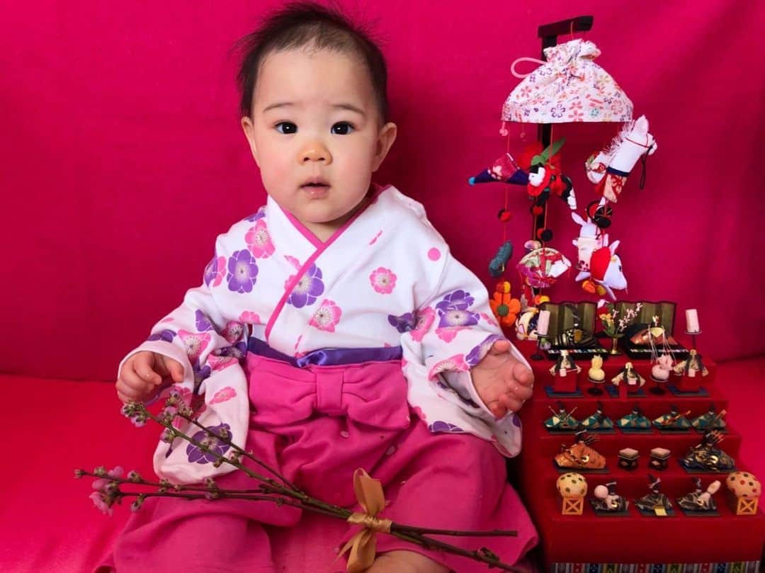 上原さくらのインスタグラム：「初節句です！ 去年の今頃はまだお腹の中にいた娘が、今は私と一緒に遊んで、笑って、泣いて、ヨチヨチ歩いて抱きついてくれます🥰 #ひな祭り　#ひなまつり  #初節句 #お雛様　#つるし雛」