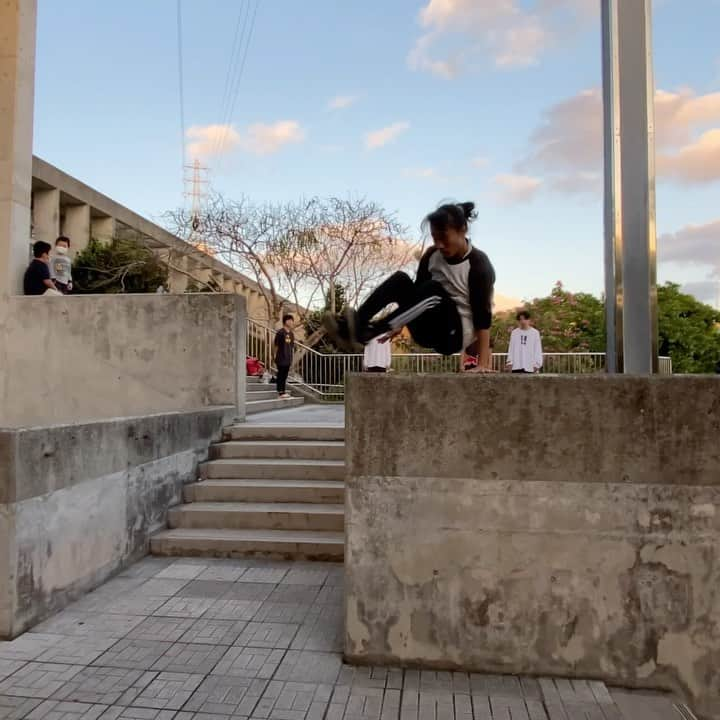 山本華歩のインスタグラム：「I did wall front on concrete for the first time in five years, but it felt good. #tmpstonlines always gives me motivation! Thanks a lot @tempestfreerunning 🙏😍  #parkour #パルクール」