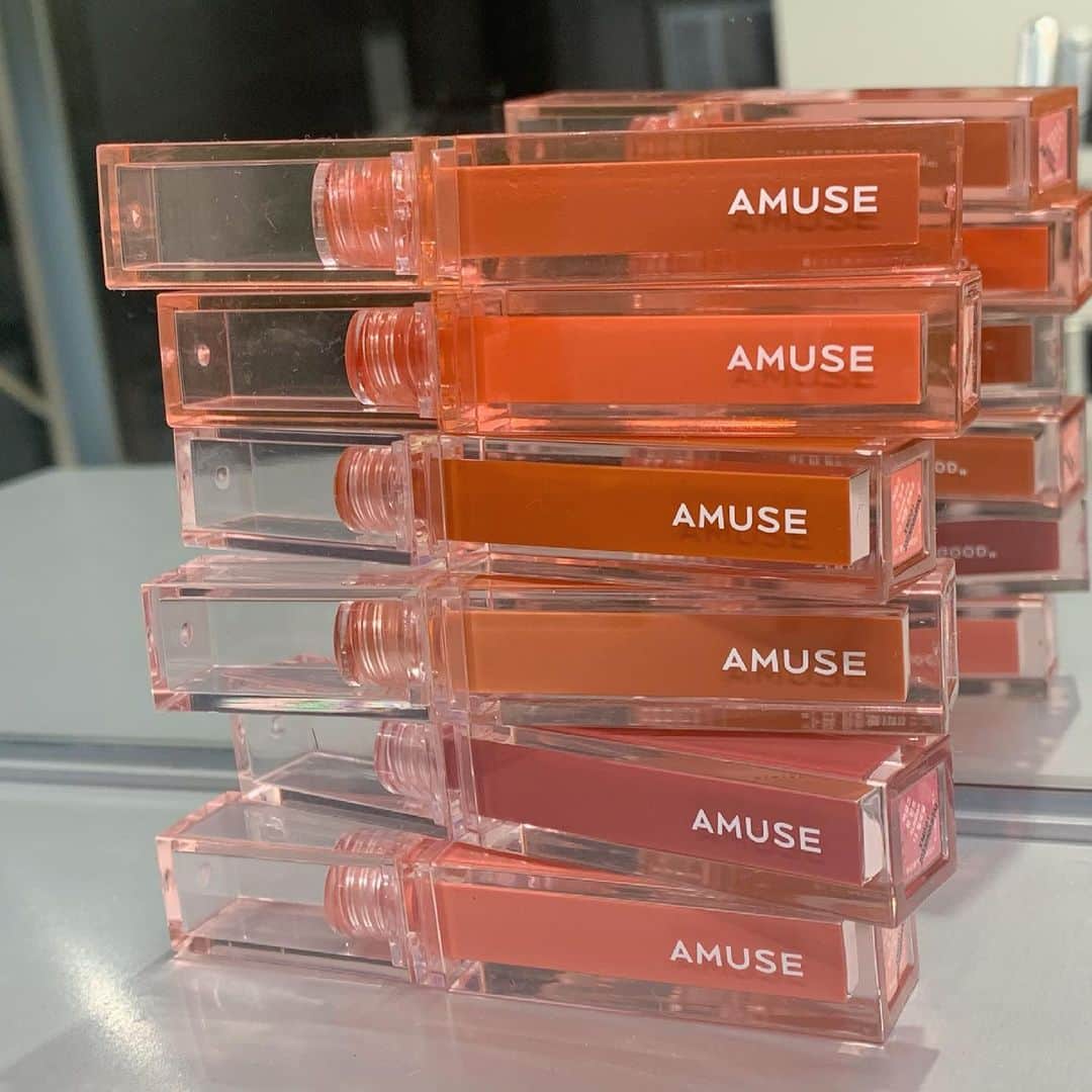 のインスタグラム：「. 私の大好きなティント  @amuse / DEW TINT  AMUSEを代表するリップティント。 水のようなサラサラしたテクスチャーで、瞬間的に綺麗に発色してくれるティント。(結構つけ心地のサラサラ感にびっくりです) 少し馴染んでからのフィット感もすごく良くて 唇の気になる縦じわもカバーしてくれるのにも感動です！ グロスのようなプルプル感は持続しませんが、かといって乾燥も気になりませんでした。 乾いてからマスクをつけたらマスクにもほとんど付かなかったです。 カラーも割と見たままの発色で選びやすいし、クリアなパッケージも可愛くて好きです~  わたしは ・SEOUL SOUL ・HIPJIRO ・ACHIM FIG が特にお気に入りですが 本当にどの色も絶妙で可愛くて 大人に似合うカラーバリエーションだと思います♡ 見てるだけでキュンします🤍  #amuse  #amusecosmeticos  #어뮤즈  #dewtint  #vigancosmetics #韓国コスメ　 #satoのkoreancosme」