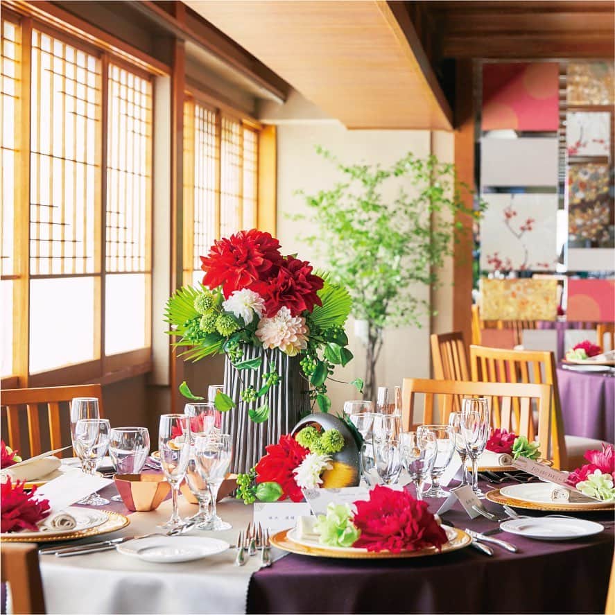 Dears Weddingのインスタグラム：「[#テーブルコーディネート]﻿ - - - - - - - - - - - - - - - - - - - - - - - - - - - ﻿ 和をイメージしたコーディネート💐 ﻿ 和風モダンなテーブルコーディネートの魅力は何と言ってもその艶やかさ﻿✨ ﻿ 花材はもちろん花器やショープレートによっても雰囲気が大きく変わります﻿♡**  - - - - - - - - - - - - - - - - - - - - - - - - - - - - - -- -﻿ ＼皆様の素敵な投稿も募集中🐥／﻿ ﻿ 結婚式準備、当日のパーティーレポートの﻿ Instagram投稿もお待ちしております＊♡﻿ ﻿ ✎*。#dearswedding ﻿ ✎*。#ふたりの未来を探す旅 ﻿ ✎*。式場名﻿ のハッシュタグを付けて投稿してください♡﻿ ﻿ 皆様の幸せなsmileの風景を﻿ Instagramにてご紹介させていただきます🍀✨﻿ ﻿」