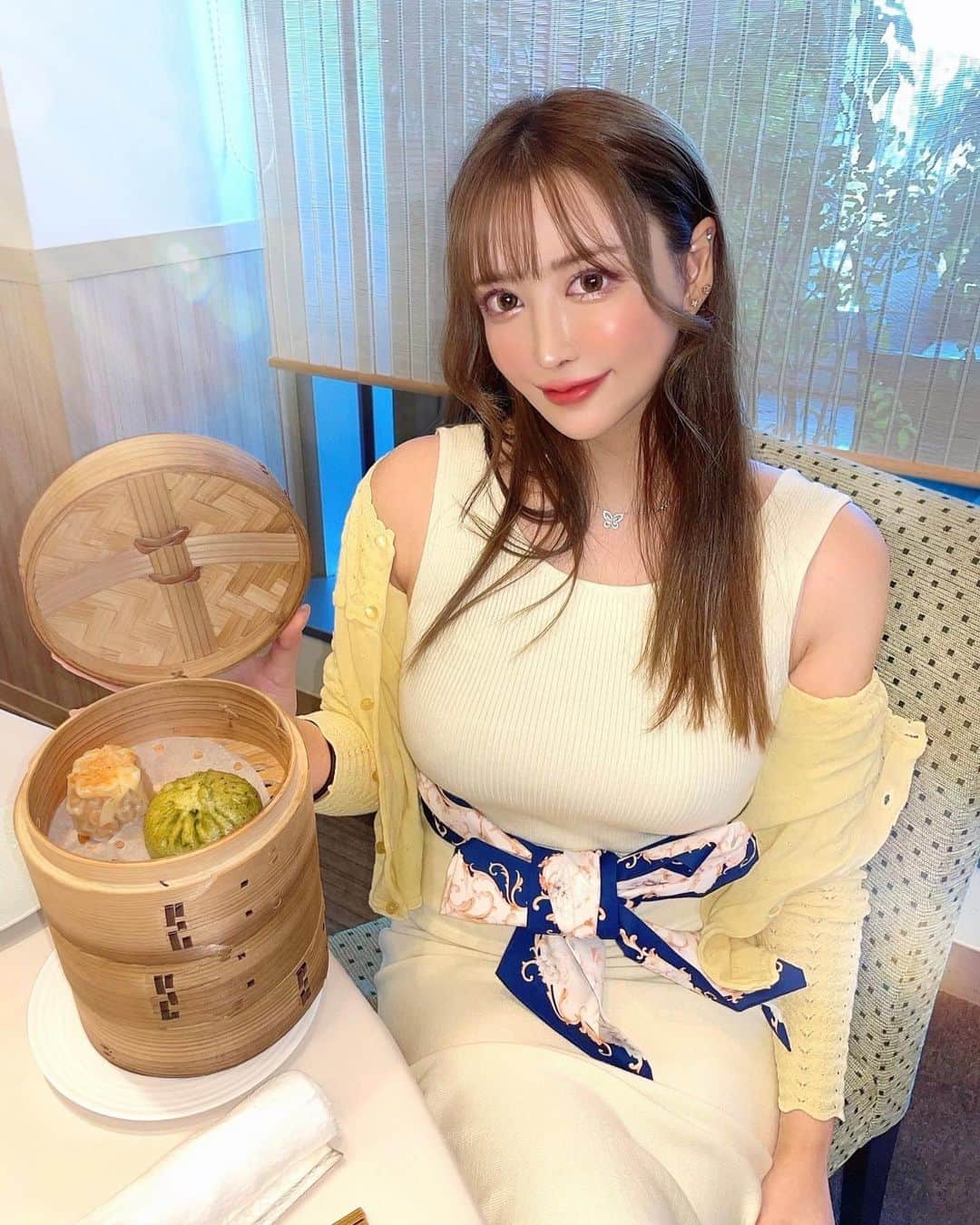 蘭子のインスタグラム：「中華大好きでアル❣️🥟🥡🥠 出前と外食で多国籍料理の多いおデブさんです߹𖥦߹ . という訳で駆け込み寺、【 @roseveilbridal 】のゆみ先生【 @yumi.sensei430 】の所へ🏇 . 会った瞬間マシンガントークなパワフルなゆみ先生🤣❣️ 会っただけで元気貰えます🤣 . 今回は90分ボディー＋ラジオ波/キャビテーションをしてもらいました✨ 特にお腹と太ももの浮腫がスッキリ😍 . . 私のインスタ割引で、ラジオ波を付けた方は＋20分してくれるみたいです🧸💓 . 私はまた3日後、ハイフを受けに行きます🥰 やみつきです❣️❣️❣️ . . 《メニュー》 📍全身60分…初回11000円/通常13200円稅込 📍90分…初16500円/通19800円 📍ラジオ波orキャビテーション30分...初3300円/通6600円　 . . . . . . #銀座#銀座一丁目#ローズベール#エステ#ブライダル#ハイフ#超音波#高周波#肌再生#若返り#肌改善#小顔#毛穴レス#美肌ケア#矯正#ラジオ波#インディバ#美容#美容好きな人と繋がりたい#美容すきな人と繋がりたい#美容垢#美容垢さんと繋がりたい#美容マニア#美容オタク#美容部#ハイフ#ハイフエステ」