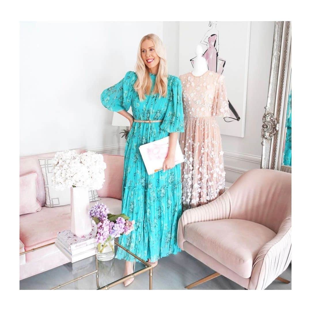 のインスタグラム：「Masterclass Muse 🎨 @kerriehessmasterclass styling the Songbird dress her way with a skinny leather belt.  RG @kerriehessillustration 💚  #CocoGirl #MondayMuse #KerrieHess」