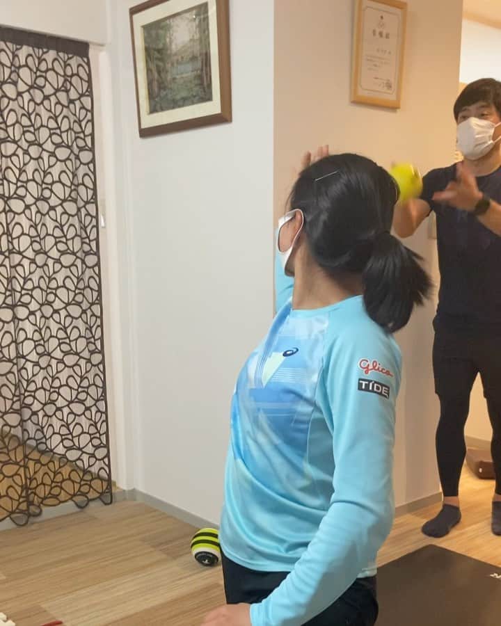 尾崎里紗のインスタグラム：「肩のインナートレーニング 10回目はキャッチできず🤭 ﻿ ﻿ @gram3_sports  ﻿ ﻿ #glico ﻿ #powerproduction ﻿ #head ﻿ #headtennis_official﻿ #headjapan﻿ #teamhead ﻿ #asicstennis﻿ #teamasics ﻿ #imoveme﻿ #onitsukatiger ﻿ #株式会社タイド ﻿ #TIDE. ﻿ #gram3 ﻿ #グラムスリー ﻿ #tbc_aesthetic ﻿ #エステ ﻿ #エステティックtbc ﻿ #尾崎里紗 ﻿ #risaozaki ﻿ #tennis ﻿ #tennisplayer ﻿ #テニス ﻿ #fitness ﻿」