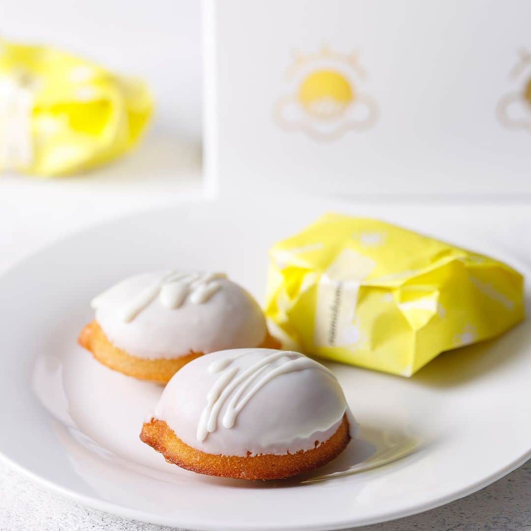 BASE（ベイス）さんのインスタグラム写真 - (BASE（ベイス）Instagram)「マイレモンちゃん（4個 オリジナル箱入り） ／ namidame（@nami_dame100）  🎁センスがいいホワイトデーのお返し 🌳ピクニックにぴったりなお菓子 🍽ちょっとした手土産  を探している方におすすめなのが ＜namidame＞のマイレモンちゃん。  石川県産のコシヒカリの米粉や瀬戸内レモンを使い ホワイトチョコレートをコーティングした 食べやすいサイズのレモンケーキ。  包装も可愛いので、ギフトでも喜ばれますよ🤗」3月1日 20時03分 - baseec