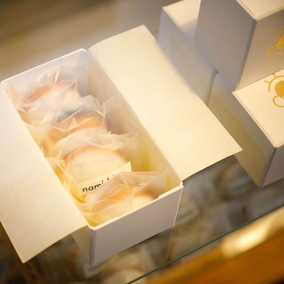 BASE（ベイス）さんのインスタグラム写真 - (BASE（ベイス）Instagram)「マイレモンちゃん（4個 オリジナル箱入り） ／ namidame（@nami_dame100）  🎁センスがいいホワイトデーのお返し 🌳ピクニックにぴったりなお菓子 🍽ちょっとした手土産  を探している方におすすめなのが ＜namidame＞のマイレモンちゃん。  石川県産のコシヒカリの米粉や瀬戸内レモンを使い ホワイトチョコレートをコーティングした 食べやすいサイズのレモンケーキ。  包装も可愛いので、ギフトでも喜ばれますよ🤗」3月1日 20時03分 - baseec