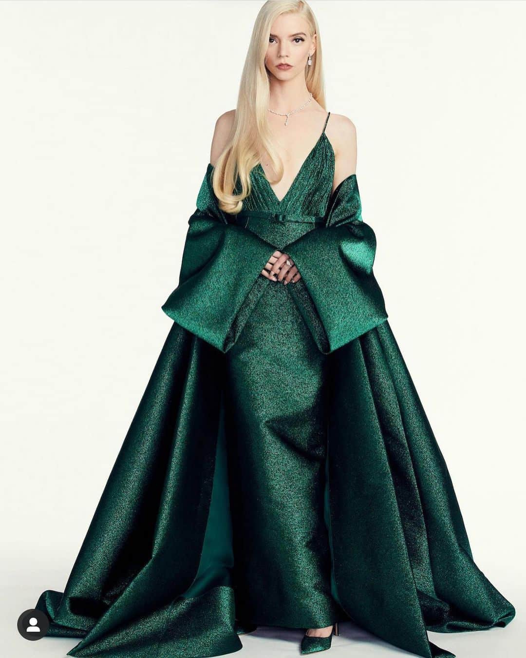 のインスタグラム：「The 78th #GoldenGlobes ceremony took place tonight in New York and LA. While the pandemic has put in-person events on hold, the virtual red carpet looks were as marvelous as ever. From #EmmaLouiseCorrin and #AnyaTaylorJoy to #NicoleKidman, swipe left to see our favorite looks #repost @vogueitalia and pics @voguejapan ❣️」