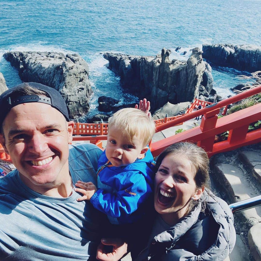 リック・バンデンハークのインスタグラム：「Tokyo here we come! 🇯🇵  I’m thankful for the opportunity to play the 2021 season for the Yakult Swallows at Jingu stadium in front of all the fans. The athmosphere is special in that stadium. Let’s do something special and make special moments together! If we all believe, anything is possible.  I look forward to meeting all the Swallows fans, teammates and staff.   All the best wishes from me and my family.   @rick_vdhurk @anneloes_vdhurk   📸 Japan, Miyazaki, Udo Shrine  #yakultswallows #npb #japan #tokyo」