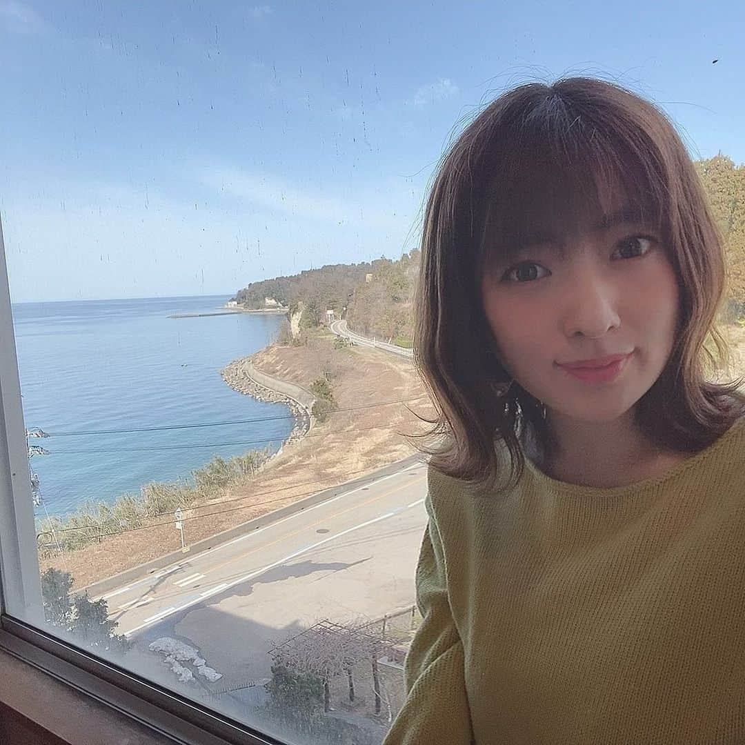 長尾麻由さんのインスタグラム写真 - (長尾麻由Instagram)「今日は夫がお世話になってた方に招待していただいて、氷見の温泉に入って鰤しゃぶのランチ会席をいただきました。 天気が良くて氷見の海と雪を被った絶景の立山を見て波の音が聞こえて来る露天風呂は貸し切り状態の独り占めで とても良い湯でした♨️  #富山生活#富山温泉#日帰り温泉 #温泉ソムリエ#氷見」3月1日 19時58分 - mayu_nagao1117