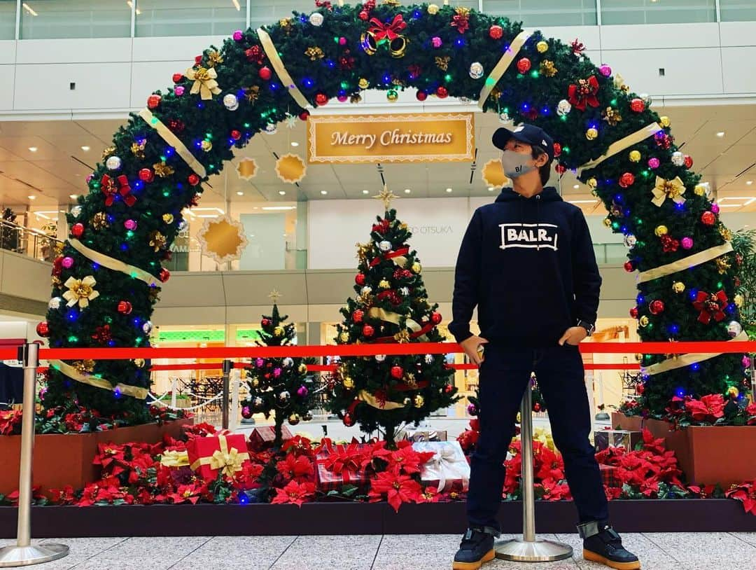 大倉士門さんのインスタグラム写真 - (大倉士門Instagram)「いつかのシリーズ。 背景がクリスマスなので クリスマスらへんのやつやね〜🎄 気付けばもう3月1日。 色んな始まりと終わりと あと忘れちゃいけないのが 僕の誕生日のある3月。 毎日毎日大切にね！！ 俺も大切にね！！！」3月1日 19時58分 - shimonsmile