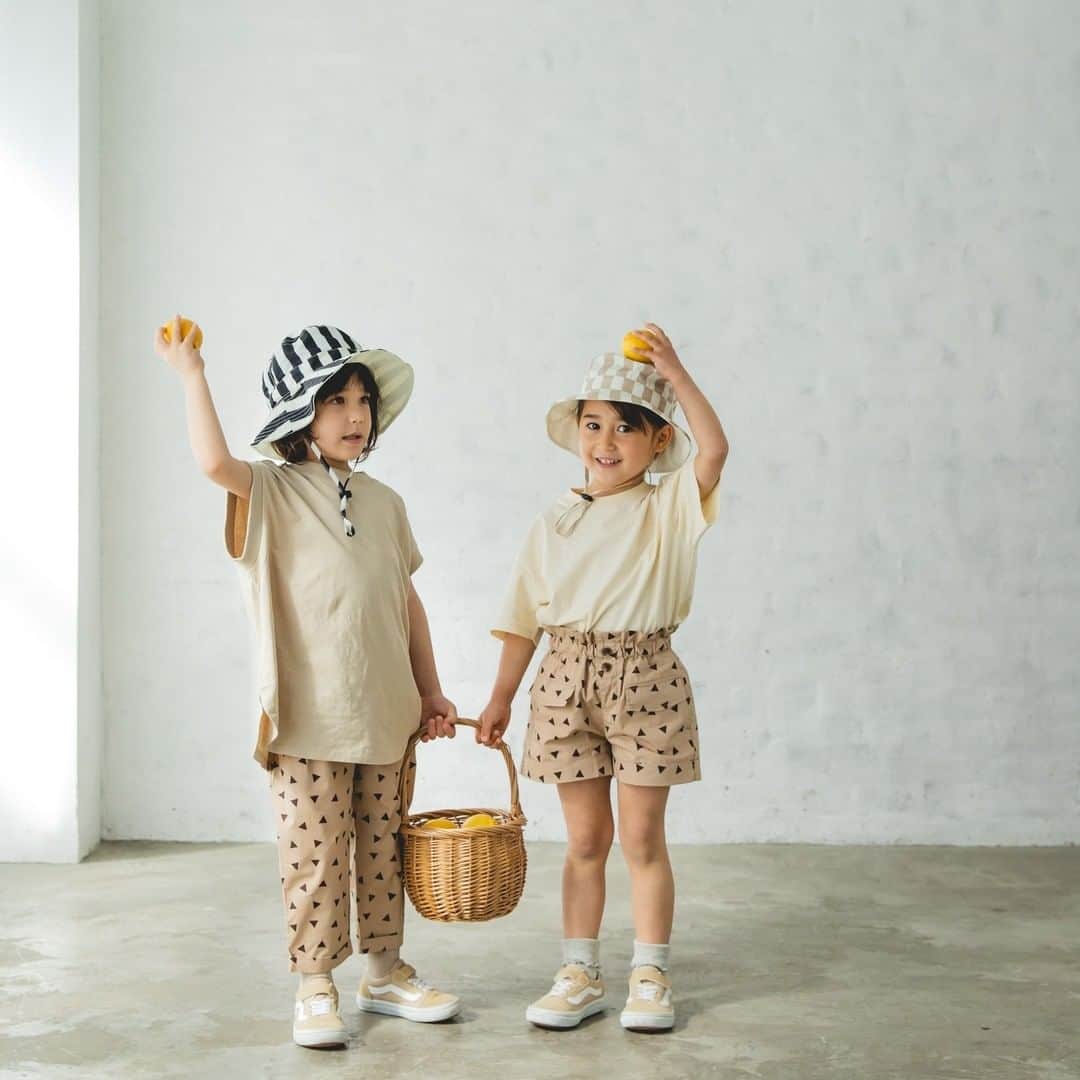 coucou manon フォトイベントをする子供服ブランドさんのインスタグラム写真 - (coucou manon フォトイベントをする子供服ブランドInstagram)「■pairmanon pre spring collection 2021■  豊富な柄バリで新登場したガールズハーフパンツです。 トップスをインしてウエストのギャザーを見せて着るのもおすすめ。  ✔商品名:【さらコットン100%】【リンクコーデ】コットン ガールズ ハーフパンツ 無地 ドット ストライプ チェック 三角柄 ✔通常価格:1,590円 ✔商品番号:MN1SSPT954  LINE@お友達登録で10%オフクーポン プロフィールのURLをクリック→公式オンラインショップ内のLINE@お友達登録リンクをクリック  pairmanon LINE@公式アカウントではお友達限定で… ・週末限定タイムセール ・限定クーポン ・新作入荷、再入荷のお知らせ を配信中  #ペアマノン #pairmanon #kidscode #kids_japan #キッズ服 #キッズコーデ #キッズファッション #キッズモデル #子供 #子供服 #ギフト #娘コーデ #キッズフォト #ムスメ #親バカ部 #リンクコーデ #親子コーデ #子供服通販 #子供服コーデ #女の子コーデ #男の子コーデ #新作公開 #春夏 #春夏服 #新作 #プチプラコーデ #おそろコーデ #2021ss #プチプラ #子供のいる生活」3月1日 20時00分 - pairmanon
