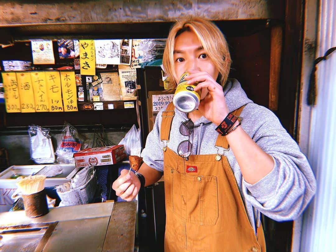 ジョーブログのインスタグラム：「ホームタウン西成に帰ってきたぜ！！ ヤマキがわりと空いてたから一杯ハイリキ飲んでホルモン食らってた。 帰り際におっちゃんが「大正ホルモンちからを盛り上がてくれてありがとう。」って言うてサービスしてくれた。 動画通して皆んなが喜んでくれて大阪や西成の良さが視聴者さんに伝わってるのが嬉しいなあ。まだまだレディゴー👍」