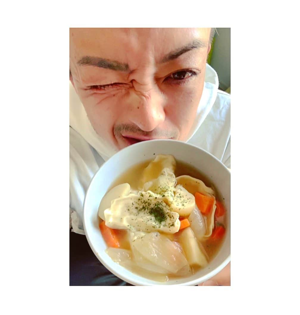 SHU-YAさんのインスタグラム写真 - (SHU-YAInstagram)「料理研究に没頭中。 . 最近お取り寄せしたマッスルギョーザ🥟 焼き餃子ストーリーにアップしたら、友達からこれ美味しいよね！私は水餃子派だと . 次の日水餃子にしてみたよね というか飛び越えてポトフにしてみた。 . がんばってカロリー抑え込んでるものって食べてもどこかスカッwとするものが多いけど、これはなかなかイケるではないか😳 もっかい頼もうかな…🤭 . カロリー、糖質50%オフ タンパク質1.5倍 脂質88%オフ . 減量したい人も良いじゃない . ちなみに俺が痩せたいわけでは全くありません🤷🏼‍♂️w . . . . ＃物は試し #マッスルギョーザ #イケる #ダイエットサポート #身体作り #高タンパク #低脂質 #低カロリー #低糖質メニュー #うまめ #減量メニュー #試行錯誤 #バリエーション #ポトフ #自炊男子 #料理研究家 #水餃子 #簡単クッキング #簡単レシピ #アレンジレシピ #痩せたい人 #食トレ #食事コントロール #水野食堂」3月1日 20時02分 - shuya_mizuno