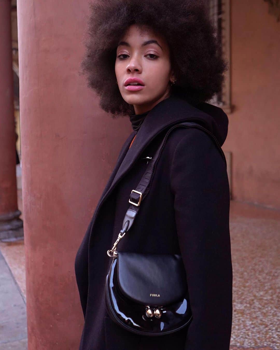 フルラのインスタグラム：「@cocorebecca_ is taking her Furla Portagioia in town. The FW21 collection is waiting to be discovered on the #furlaIllusions platform.   #furlaillusions #thefurlasociety #furlafeeling #newcollection #furla #accessories #fashion #milanfashionweek」