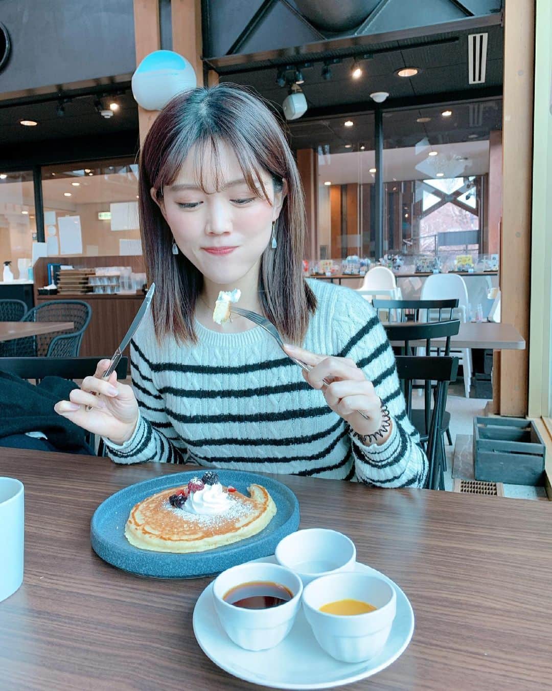 上坂由莉のインスタグラム：「\ \ Hello March 🌸 / /﻿ ﻿ 今日から３月ですね🌸﻿ ２月から新たな事も始めました❗️🐘という﻿ ご報告と共に公私共にバタバタで﻿ ２月はとてつもないスピード感で過ぎていきました🚀🪐﻿ ﻿ ﻿ 凄く凹む事もあったけれど、離れていても﻿ 温かい言葉をかけてくれる友人の優しさが﻿ とても心に沁みた…🥺💕﻿ ﻿ ﻿ 今月も自分のご機嫌を取りながら…🥞﻿ 気持ちが上がる春を楽しみたい〜😍🌷﻿ ﻿ ﻿ #3月 #helloMarch﻿ #cafe #pancake﻿ #kyotocafe #パンケーキ #甘党 #京都カフェ」
