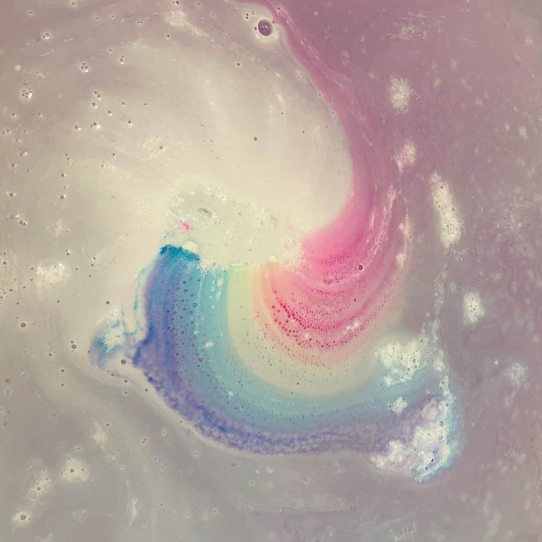 長江愛美さんのインスタグラム写真 - (長江愛美Instagram)「bath time🛁🌈  #lush  #bathtime  #bathbomb  #rainbow」3月1日 20時08分 - manamin.512