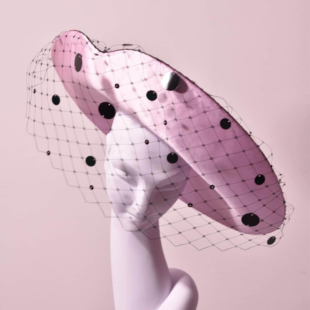 スティーブンジョーンズさんのインスタグラム写真 - (スティーブンジョーンズInstagram)「‘French Kiss’ AH21. Haute Couture - An asymmetric portrait hat in satin & velvet with a sequinned veil.」3月1日 20時20分 - stephenjonesmillinery