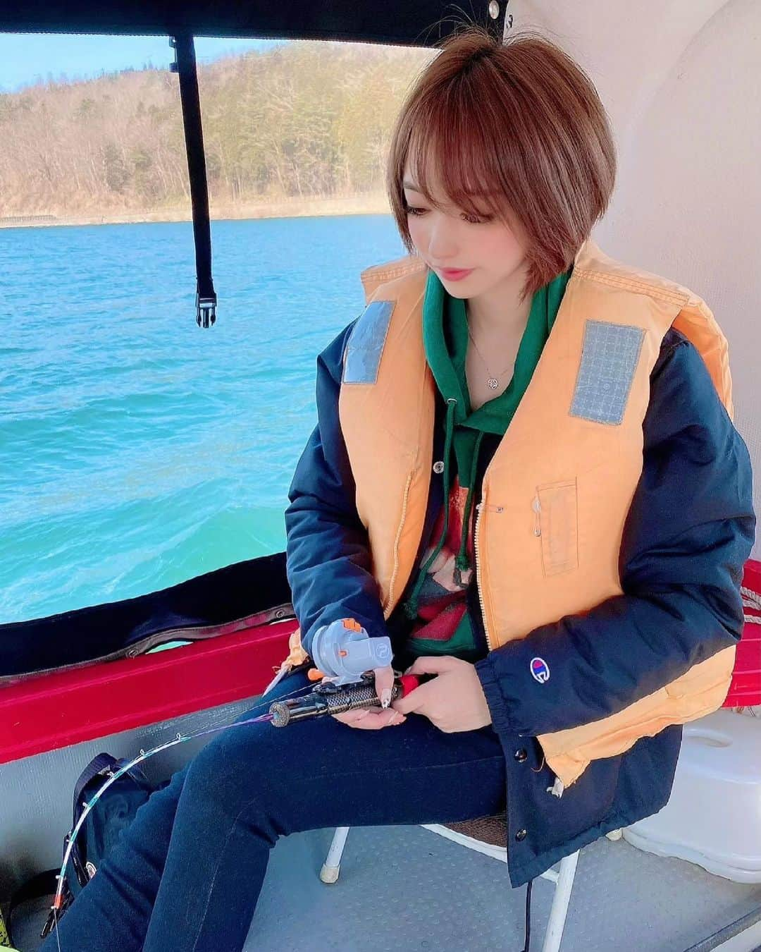 サキ吉さんのインスタグラム写真 - (サキ吉Instagram)「家族で山中湖にてワカサギ釣りしてきました🐟💛 すごいキメてるけど釣竿の向き逆… にわかすぎる‪🎣‬笑 ドーム船は船の中で釣りが楽しめるから寒くなくて快適✨ うちは家族で貸し切れるちびドーム船を借りました💕 ． 自然の中でのびのびリフレッシュ出来たよ💛 ． #山中湖 #ワカサギ釣り #ドーム船 #釣りスタグラム」3月1日 20時15分 - sakikichi1201