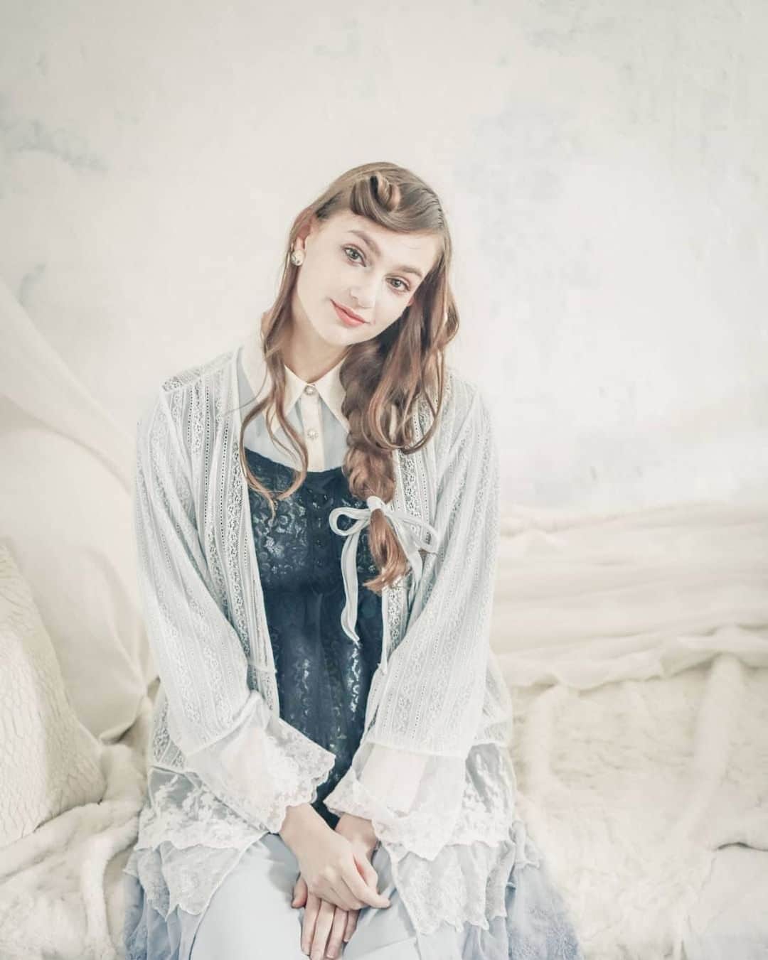 のインスタグラム：「. .  axes femmeSSカタログ第二弾が公開❤︎ . ~2021 spring&summer collection~ 『fleur voile』 . -catalogue concept- 身近な環境で過ごす新しい日常。 お気に入りを身にまとい、勇気を出して1歩ふみだす。 大切な時に背中をおしてくれる、 そんなアイテムをaxes femmeから見つけて欲しい。 心ときめく小さな幸せを身にまとって… クラシカルなディテールを取り入れ デイリーに使えるフェミニンスタイルをお届けします。 . . ✽・:..｡o￠o｡..:・✽・:..｡o￠o｡..:・✽・:..｡o￠o｡..:・ . . ◇ フィッシュテールシャツワンピース color:生成り・サックス・モカ price:¥4,900＋税 . ◇チュール重ね2WAYビスチェ color:キナリ・黒 price:¥3,900＋税 . . ◇グラデーションレースガウン  color:キナリ・サックス・クロ price:¥5,900＋税 . . ◇裾レースストレートパンツ color:アワピンク・クロ・コン price:¥3,900＋税 . . ✽・:..｡o￠o｡..:・✽・:..｡o￠o｡..:・✽・:..｡o￠o｡..:・ . . . . #axesfemme #axes #ootd #outfitoftheday  #springfashion #summerfashion #instafashion #kawaiifashion #elegancestyle #casualstyle  #2021ss #アクシーズファム #アクシーズ #春コーデ  #夏コーデ #エレガンス #カジュアル #フェミニン #ヨーロピアン #ヴィンテージ #フリル #レース #2021春夏 #大人コーデ #日系」