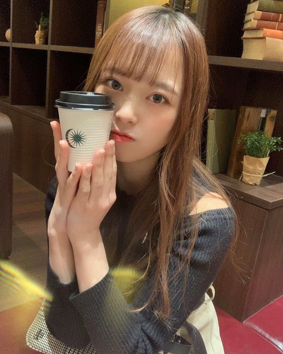 我妻美月のインスタグラム：「春だ〜〜と思ってこの格好で出かけたら寒すぎて凍え死にそうだった土曜日。笑 今日から3月だね〜！がんばろう🎎🌷 ． ． ． ． #instagram #instagood #lfl  #女子大生#Cafe#cafestagram #tokyo  #japanesegirl #likesforlike #lifestyle #裸眼メイク#カフェ」