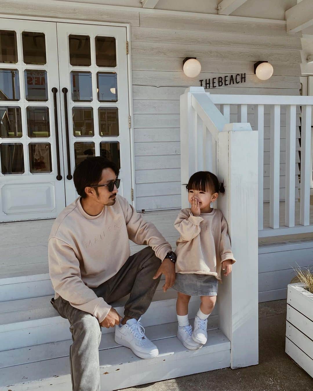孫きょうのインスタグラム：「with dad🧔🏽  trainer @_maliraj_  お揃いトレーナー可愛すぎるぅぅ  ファミリー全員でお揃いも可愛いし、 れおのサイズが無かったから(年の差育児あるある)  パパと娘2人でお揃いの日✌🏽 ボトムカラーと靴も同じにしちゃって、 2人を見る私のにやにや止まらないやつ🤤❤️  キッズ即完しちゃったみたいけど大人サイズのはまだあったよ！あと他のセットアップもかわいくて着るのたのしみ🐻 @kiyoko1207 ❤︎」