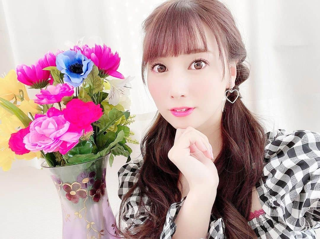 初川みなみのインスタグラム：「本日でデビュー7周年を迎えることができました💐﻿ ﻿ いつも作品を買って、応援の言葉をかけてくれるファンの皆様のおかげです🥰﻿ ﻿ これからも毎月どんな作品が発売されるか﻿ ワクワク楽しみにしてくれたら嬉しいな💓﻿ ﻿ 最近ずっとデビューから変わらないと﻿ 嬉しいお言葉を頂くことが多くて…🌸  あまり言ってなかったけど、 お仕事やsns、イベントでは 初川みなみとしてのイメージを絶対崩したくない思いは強くて、それが 今に繋がっているのかな？と思います☺️ ﻿ ほんとにいつもありがとう！！﻿」