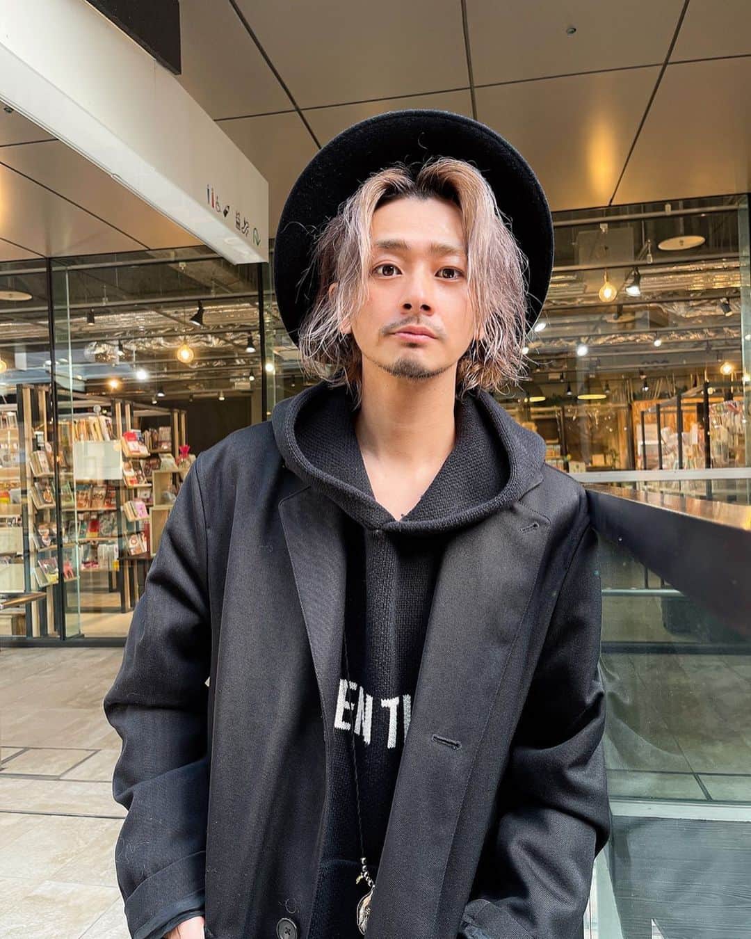 加代憲康のインスタグラム：「2年ぶりのカット授業でした。 中日美容の生徒の皆さん、ありがとうございました。  カットの考え方。  お金の価値。  時間の価値。  少しでも皆さんに伝われば、、、と思います。  とても早く、変化する時代に美容師になっていく世代だからこそ、今のうちから学べることは沢山あります。  自分の可能性を存分に感じ、発揮してください。  明日も2つのクラスのみんなよろしくお願いします！」