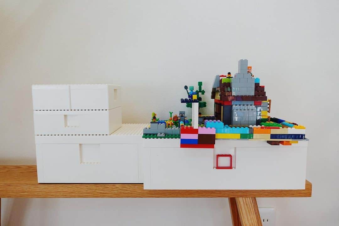 おさよさんさんのインスタグラム写真 - (おさよさんInstagram)「#イケア #IKEA #BYGGLEK #LEGO #レゴ #pr﻿ ﻿ イケアとレゴのコラボ商品﻿ 「BYGGLEK / ビッグレク」 ﻿ ﻿ カラフルなブロックをすっきり収納できるだけじゃなくて、 蓋や窓に (写真二枚目)レゴブロックがくっ付きます☺️﻿ ﻿ 出来上がったレゴ作品の展示台+収納が叶う商品❣️﻿ 実は発売前の情報をたまたま見て気になっていた商品で﻿ 私以上に子どもたちがこっちが驚くくらい大喜び !! 😂 「ママー!蓋に全部ブロックがくっつくんだよ!!」「窓があるー!」﻿ 感動していました😄 息子は今までジッパーバッグに入れていたレゴブロックの車の部品を小さなケースに収めてい﻿ ました。(写真3枚目)﻿ ﻿ サイズが4種類あってすっきり重なります。﻿ リビングに置いていても、完成品が蓋に展示された状態でも何故か不思議とインテリアに 馴染むなぁと思いました🐈(写真4枚目)﻿ イケア大好き😍﻿ 大人気商品になるんだろうなぁと思います💕チェックされてみてくださいね。﻿ ﻿ ※BYGGLEK コレクション以外のレゴブロックも一緒に写っています。」3月1日 20時19分 - osayosan34