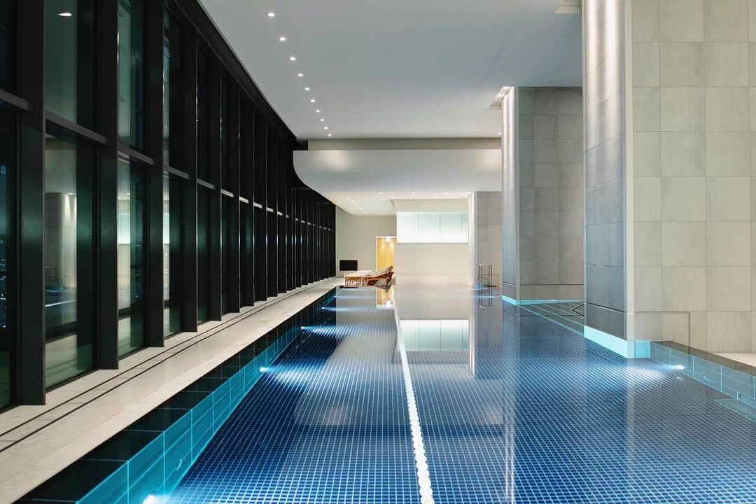 Andaz Tokyo アンダーズ 東京さんのインスタグラム写真 - (Andaz Tokyo アンダーズ 東京Instagram)「For an early morning workout or midday refresh, our 20-meter lap pool at AO Spa & Club is your sanctuary of calm and tranquility 💦   早朝のワークアウト、午後のリフレッシュタイムに最適な開放感溢れるAO スパ＆クラブの20メートルの屋内プール。都会から解き放たれるかのような自由な感覚をご体感ください。  #MyWeekAtAndaz #poolwithaview #staycation #ステイケーション  #andaztokyo #アンダーズ東京 #ホテルステイ」3月1日 20時29分 - andaztokyo