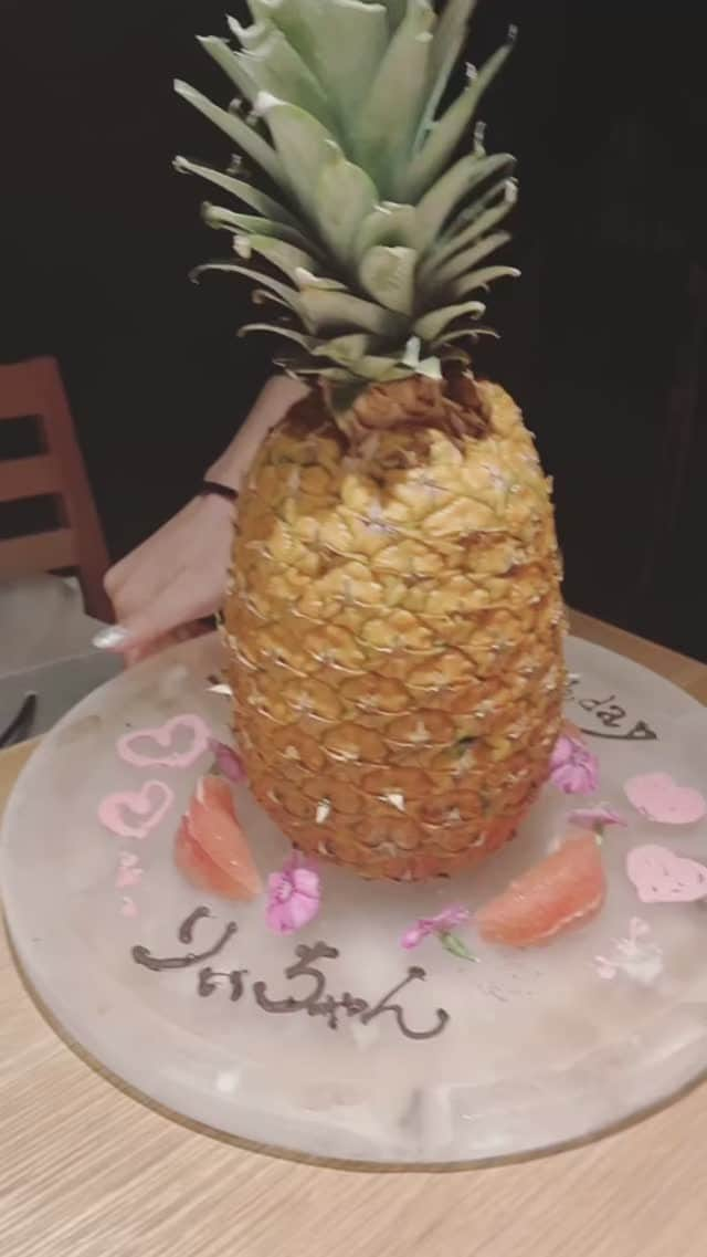 近藤里奈のインスタグラム：「みるきーにお誕生日祝いしてもらったよ🍓リール制作者みるき。」