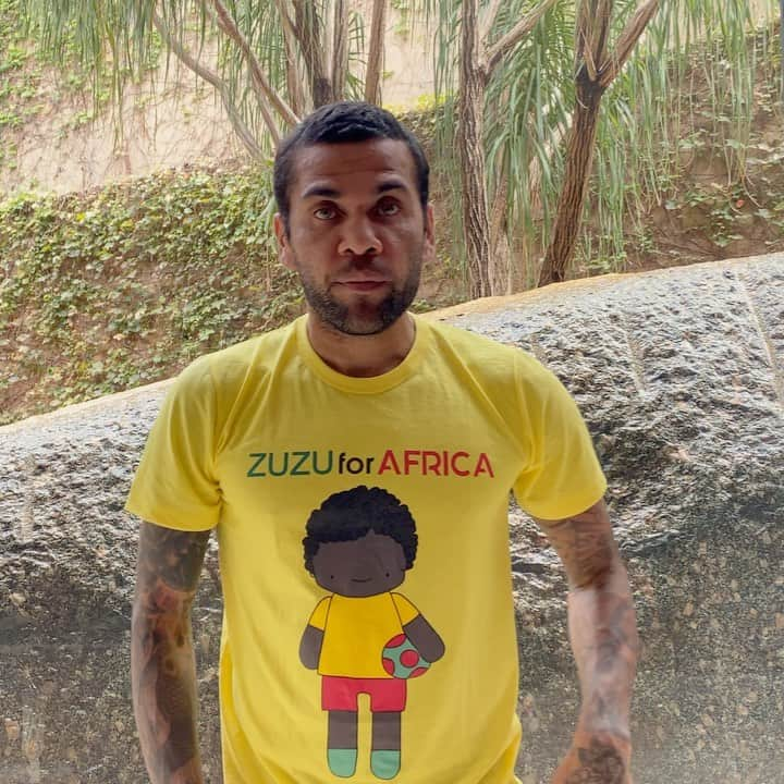 ダニエウ・アウヴェスのインスタグラム：「Parabéns @zuzuforafrica!!  São 4 anos de luta e quatro anos de tentar criar uma conciencia de que precisamos criar um mundo melhor e mais solidário. Precisa-se amar o próximo como a si mesmo. Não importa como o mundo estiver, faça sua parte. Não percam a esperança, pois Somos o que somos porque somos todos humanos!!  #Sorrir #Amar #Viver」