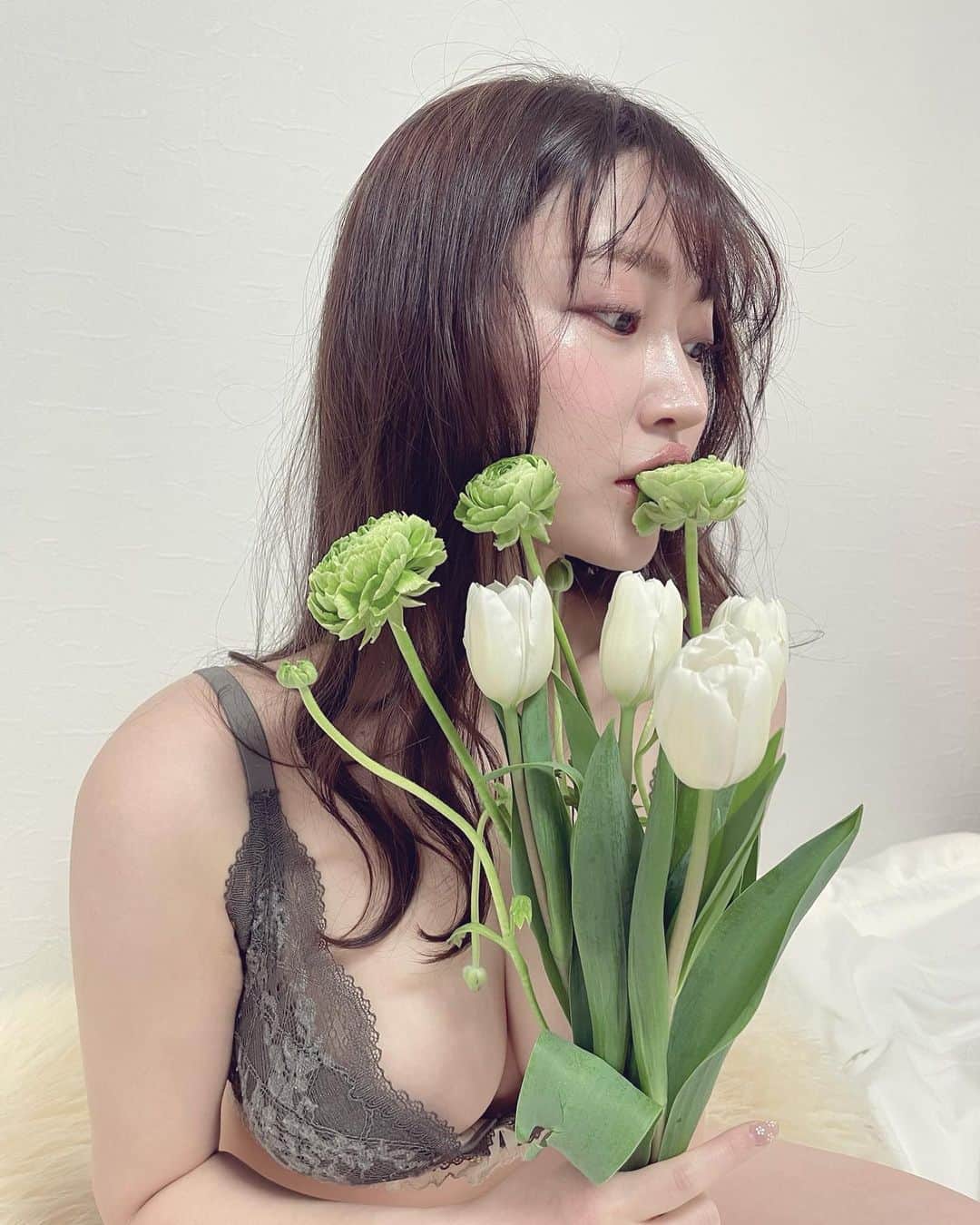 悠木ゆうかのインスタグラム：「緑のラナンキュラスの花言葉は：名誉・お祝い・輝く魅力・美しい人格  白いチューリップの花言葉は：失われた愛  なんのお花が好きですか? 花言葉はしってますか？ 調べるとおもしろい🌷」