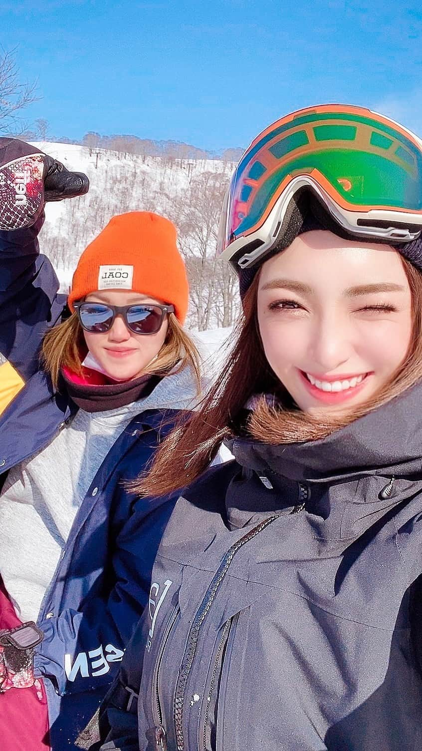 LISAのインスタグラム：「5年目？﻿ 毎年恒例になってる2人でスノボー🏂﻿ こんだけの尺つかって、﻿ 一生カルピスについて話してます。笑﻿ ﻿ ダイナランドと高鷲スノーパーク﻿ 両方いった〜🗻楽しかった‪‪❤︎‬﻿ ﻿ #カルピス #スノーボード #スノボー #スノボー女子 #ボード #バートン #ダイナランド #高鷲スノーパーク #スキー場 #岐阜県 #snowboarding🏂 #burtonsnowboards」