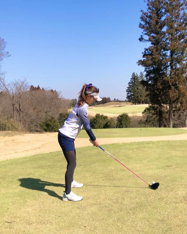 のインスタグラム：「東京クラシック⛳️  ニーハイにするか悩んでタイツにした日🧦 暖かかったからニーハイでもいけた！！ はやくタイツ卒業できるくらい暖かくなってほしいなあ  ドライバーは狙い通りのところに落とせるようになってきて嬉しい☺️🌸  #ドライバー#スイング動画#ゴルフスイング#東京クラシック#ゴルフ#ゴルフ女子#ゴルフ男子#ゴルフコーデ#ゴルフウェア#スポーツ#スポーツ女子#golf#golfgirl#instagolf#golffashion#golfswing#golfstagram#골프#高尔夫」