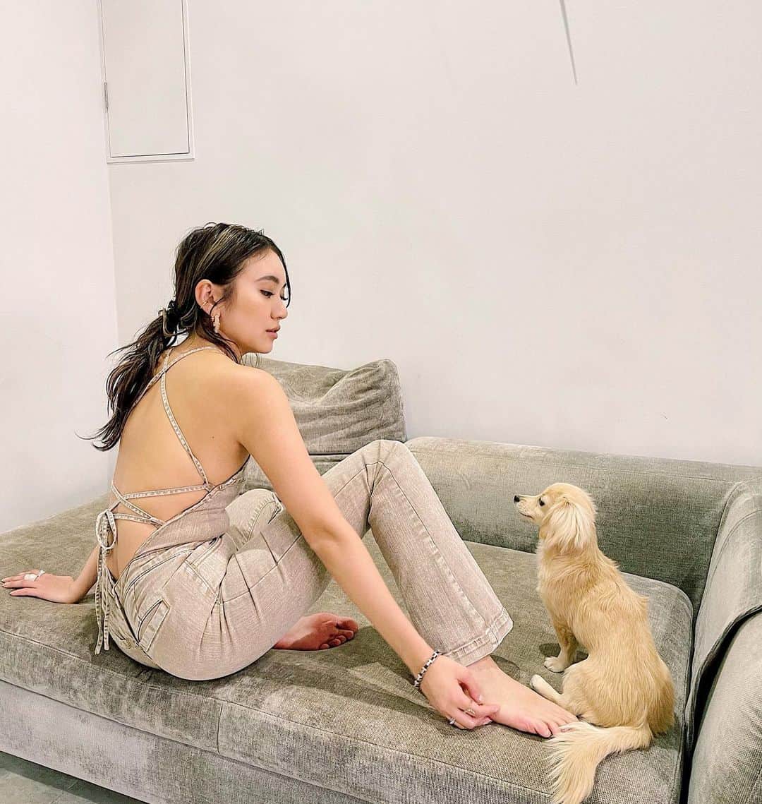 佐々木彩乃のインスタグラム：「前に大人気だったデニムロンパースがWEB限定でリバイバルします😽 しかもEVRISで人気のベージュデニム😍 更にパッド付で使いやすくなりました❤️」