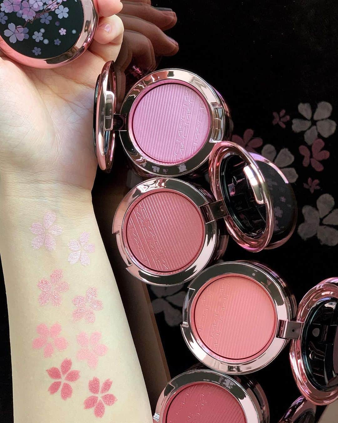 M∙A∙C Cosmetics Japanのインスタグラム：「この春、月の下で桜が咲き誇る🌸 限定の夜桜パッケージのコレクションから、チークのカラーを一足早くお届け✨ ㅤ ■M・A・C BLACK CHERRY エクストラ ディメンション ブラッシュ(税込4,180円) ㅤ *3/4(木) 公式オンライン先行発売 *3/5(金) 全国発売 ㅤ #MACBlackCherry #MACブラックチェリー #桜コスメ #MAC」