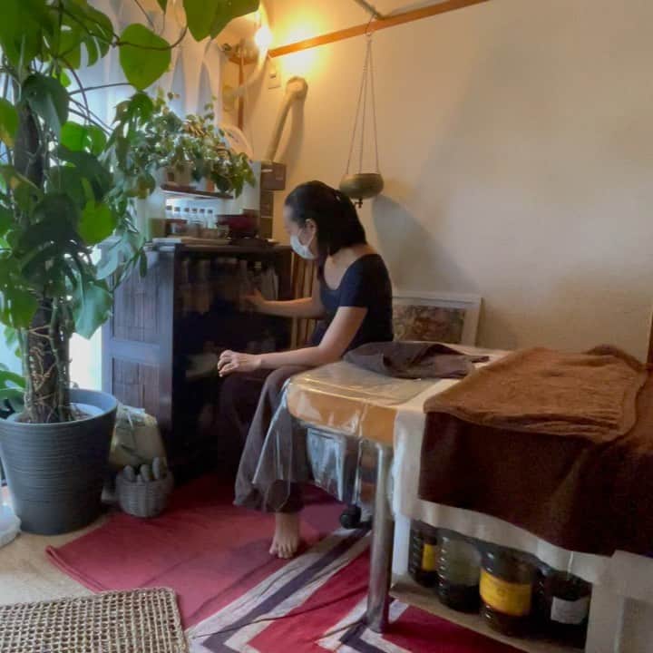 秋定麻紀子のインスタグラム：「なんだか久々にお店へ。 @enishilanka   体質改善をして 以前より脈拍もドーシャも良くなったみたいで。  でも相変わらず血液使い過ぎてて足りない問題&脳に血液行きすぎ問題などなど。  掘っても掘っても色々出てくるのが人間ですね。  頭の熱を出す。 血液循環を良くする。 下半身、背中の改善。  などなどを 一気に治療してもらいました。  そこで気づいたことが。  姉は呪術師だわ。(爆) #呪術廻戦   背中にいる邪気を鍼一本で追い出したんですよ。 コレ私自身が分かるくらい体内で色々動いていて。  それはきっと呪いだ！！ (はい。#呪術廻戦 見すぎ爆)  呪いを祓って頂きました。 （笑）  姉はまだ呪術廻戦見てないから 「？？？」 って感じでしたが。  はぁー頭の中すっきり。 右背中の重さダルさ解消。 良く寝れるでしょう。  #姉は釘崎なのかも説」