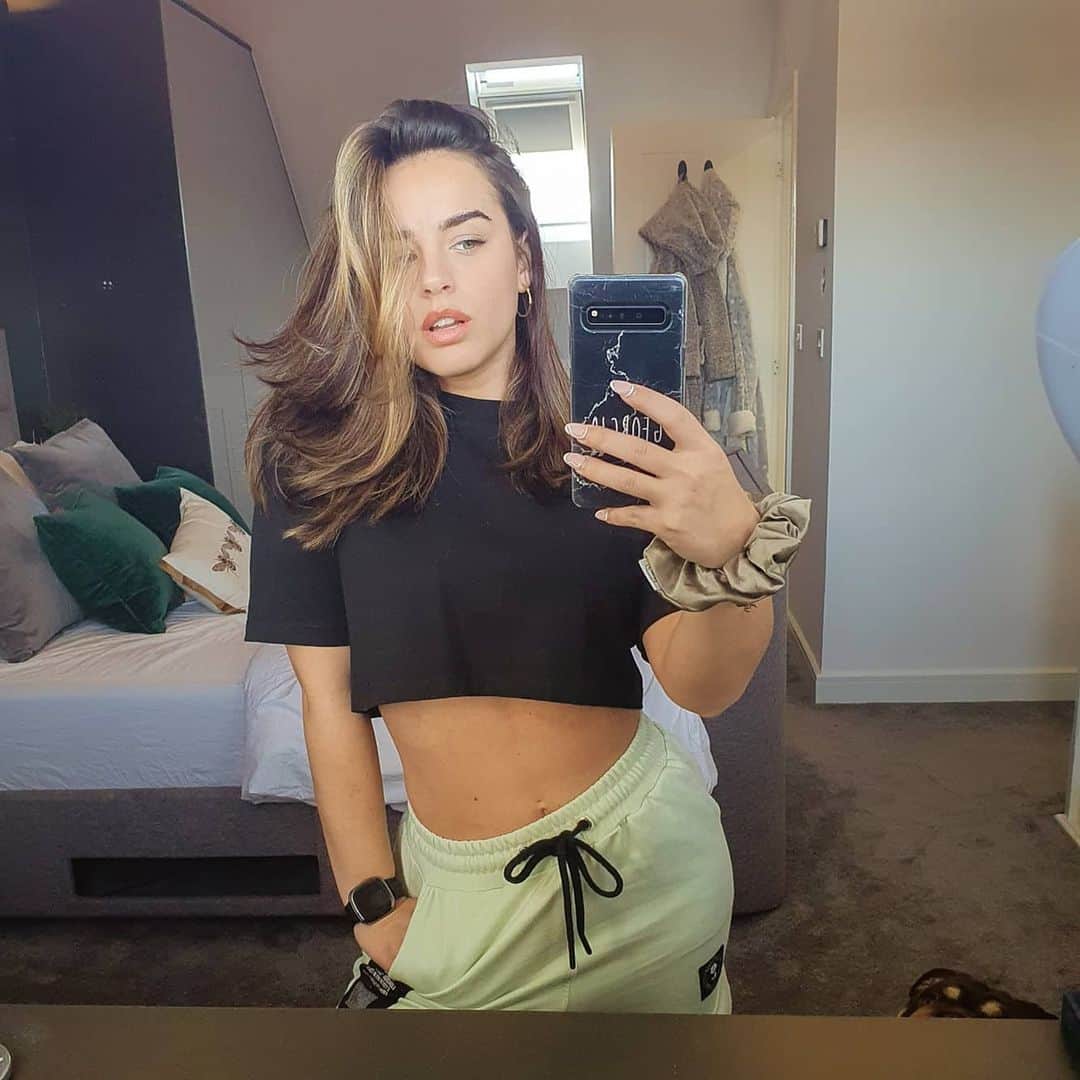 ジョージア・メイ・フットのインスタグラム：「Can't even selfie in peace. Swipe for some @rkidbarry love 🐾😍」