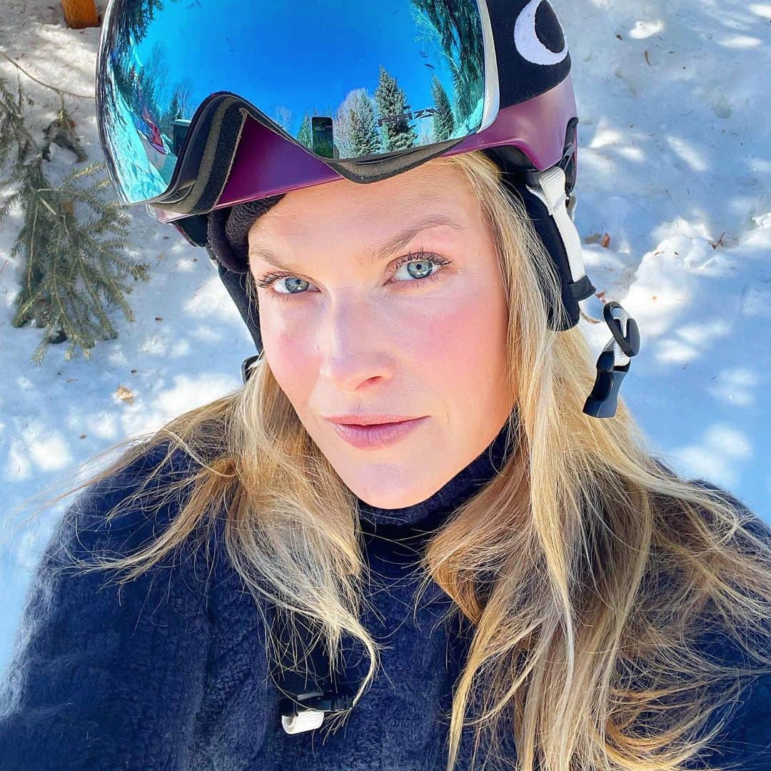 アリ・ラーターのインスタグラム：「Another trip around the sun! Grateful and genuinely happy for my life and my family. ✨☀️✨」