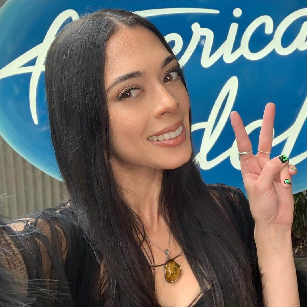 American Idolさんのインスタグラム写真 - (American IdolInstagram)「@phonehomebabyet, you ARE enough. 👽 Get ready to “strip it out and build it up” in Hollywood! 😍」3月1日 11時37分 - americanidol