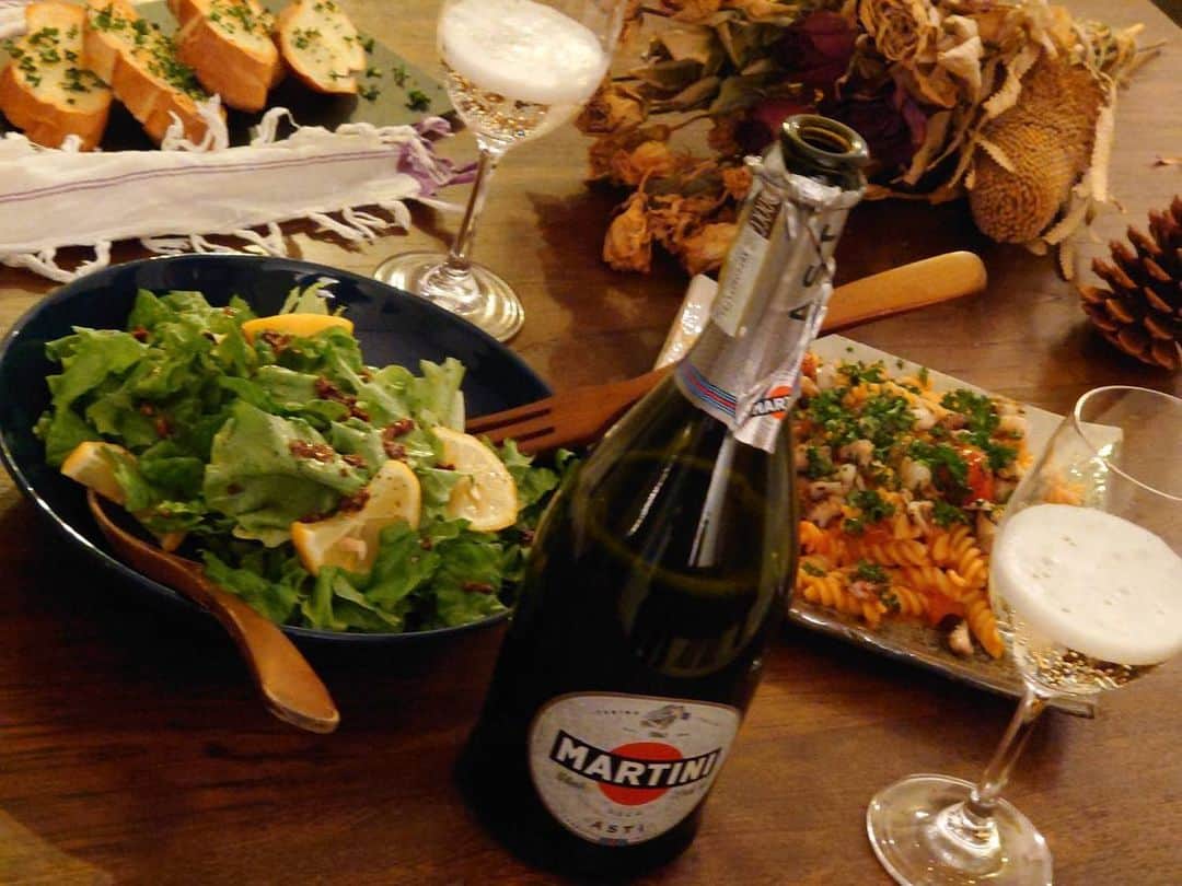 堀舞紀のインスタグラム：「🍾🥂 . . . #tb クリスマス頃のご飯🥴 . . 普段はここまでセットして ディナー🍽なーんて しないんだけど🙄 . この日は @martini_japan  マルティーニを戴いてたので🍾 バケットとかも準備してみたんだった😳 . . 甘口なので クリスマスとか、 ホームパーティーの時とかに とっても合うお酒だと思います🙋🏽‍♀️ . . 今日から 公式サイト @martini_japan  でキャンペーンがスタートしているみたいなのでチェックしてみてね〜 (3/1〜4/15まで🌼) . . ひ、 ひな祭り🎎が近づいているけど みんなはなんかやる？！ 🥶🥶🥶 我が家ではちらし寿司も人気がないし… 桜餅と雛霰くらいかな💦 (お菓子だけかい！！) 少し テーブルセッティング してあげよっかな🙄 . 余裕あれば、、 (弱気) . .  ＃pr ＃マルティーニ ＃MARTINI ＃ほらママを笑顔に ＃マルティーニ母の日 ＃スパークリング ＃キャンペーン実施中 ＃母の日 ＃母の日ギフト ＃おうちごはん #クリスマス頃の夜ご飯」