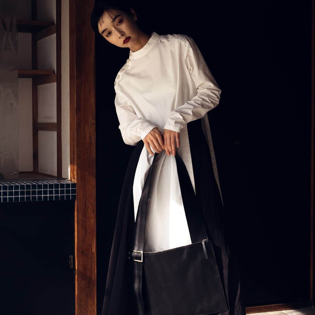 ADINA MUSEさんのインスタグラム写真 - (ADINA MUSEInstagram)「2021 spring collection "Less is More"     item:U LEATHER SHOULDER MADE IN ITALY product number:IE1103G color:BLACK,RED price:￥26,500⁺TAX  model:@_chibayuka_ photo:@artratio	 stylist:@takafumi_80 hairmakup:@712_coconut     #adinamuse#adinamusebag#アディナミューズ#アディナミューズバッグ#ULEATHERSHOULDERMADE IN ITALY#ヒーコ#21ss#lessismore」3月1日 11時46分 - adinamuse