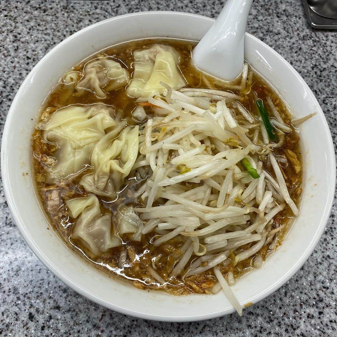 向山毅のインスタグラム：「仕事終わりに一杯♪ #ラーメン #ラーメン好きな人と繋がりたい #もやしワンタン麺 #渋谷 #喜楽 #行列のできる店」