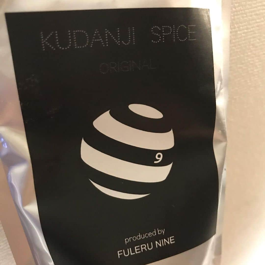 片岡千壽のインスタグラム：「遂にゲット‼️KUDANJI SPICE✨ 久しぶりのこのお味🎉何にかけても美味しい魔法のスパイス👍とりあえず玉ねぎをレンチンして、とろけるチーズかけてその上にスパイス振りかけました✨ うまし‼️チーズをバーナーで炙っても良かったな。又やろう✨皆様も是非✌🏻  #kudanjispice  #市川九團次 #魔法 #スパイス #グルメ #兄貴 #プロデュース #歌舞伎 #日本 #伝統芸能 #片岡千壽」