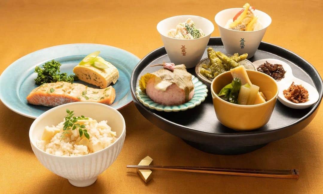 のインスタグラム：「. 「美濃吉のある食卓」  多くの方にとって、懐石料理は少し自分とは 遠い存在なのではないでしょうか。  料亭は大人しか入れない場所のため、 子供の頃、親に連れていってもらうことはなく、 とはいえ、大人になってから突然 「懐石を食べに行こう」とはならないですよね。  日本に生まれて、日本に住んでいるのに、 日本料理屋さんにはほとんど行かないのは、 もったいないと思うんです。  日本料理は特に季節へのこだわりが強く、 メニューはもちろん器も 季節に合わせて全て変わります。  旬のものを食べることは、 季節を知ることや 自分の健康につながることでもあるけれど、 田畑の風景や日本の文化を守ることなど、 自分の外へもつながっています。  美濃吉の料理も「走り・旬・名残」で メニューが変わるので、おうちの食卓で 日本の季節を感じてみるのはいかがでしょうか。  1つのお皿に2品盛り付けたり、 豆皿に少しずつ盛り付けたり、 お気に入りの作家さんの器を 見つけることから始めてみたり… 自宅だからできる楽しみ方を ぜひ見つけてみてください。  @minokichisyoku   Photo by @kubo.mst   #美濃吉のある食卓 #京料理美濃吉」