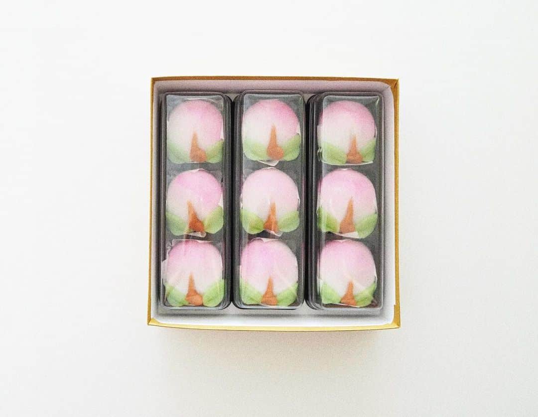 kazumiさんのインスタグラム写真 - (kazumiInstagram)「3月はじまりはじまり🌷 猛スピードで2月が終わってびっくり😂 桃の節句も近いので 今日のおやつは長崎の梅月堂の桃まんじゅう🍑 桃は不老長寿の象徴として長崎ではお祝いに桃のお菓子を食べるらしいよ✍️ 知らなんだ🥸メモメモ。 . 箱にみっちり桃まんじゅう。たまらん。 饅頭の中はこし餡で素朴な味わい🍵✨ . 今週もスタート。 元気にがんばりましょーう💪 #kazumiおやつ#長崎#梅月堂#桃#桃の節句 #饅頭#桃まんじゅう」3月1日 11時57分 - kazumi0728