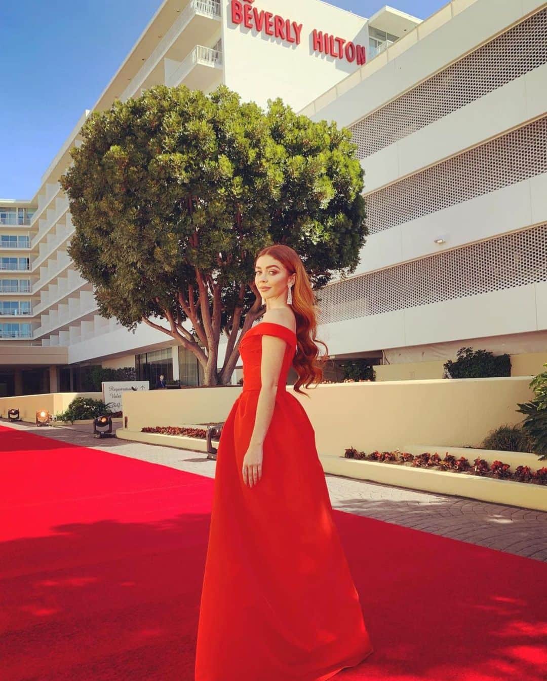 Monique Lhuillierのインスタグラム：「Lady in Red ♥️ Gorgeous @sarahhyland in #MLSpring21 at the 78th Annual Golden Globe Awards! 💫 #moniquelhuillier」