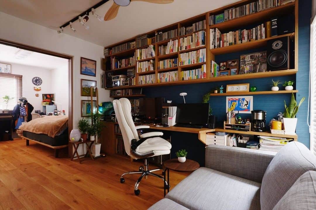 スタイル工房さんのインスタグラム写真 - (スタイル工房Instagram)「【事例No.704　時間×空間を今、未来にfit！】  ご主人のための職住・趣味一体の空間。落ち着いたブルーをアクセントにした壁面にはたっぷりの書棚やデスクを造作しました。  #スタイル工房 #stylekoubou #リノベーション #戸建リノベーション #renovation #実家リノベ  #リノベーション事例 #施工事例 #ライフスタイル  #快適な暮らし #自然素材 ＃快適な暮らし #日々の暮らしを楽しむ #丁寧な生活 #くらし #日々の生活 #日々のくらし #家づくり #インテリア好きな人と繋がりたい #リノベ  #暮らしを整える #暮らしの工夫 #住まい #おうち #書斎」3月1日 12時00分 - stylekoubou_official