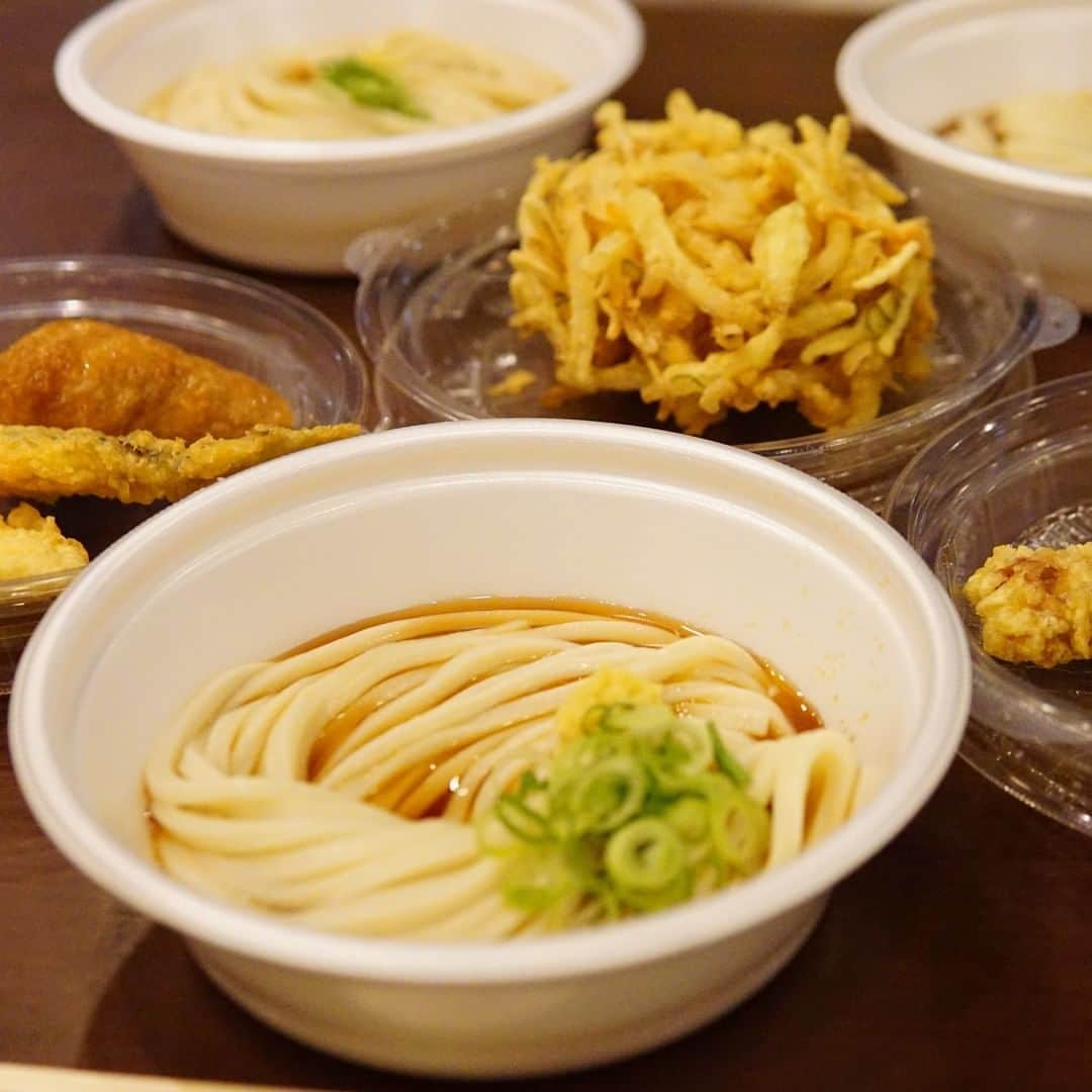 丸亀製麺さんのインスタグラム写真 - (丸亀製麺Instagram)「【丸亀製麺のうどんが最大480円お得🔥】 ▼詳細をチェック  うどん＋天ぷら・いなり・おむすびの組み合わせで最大480円もお得にうどんが食べられる「打ち立てセット」を楽しめるのは2月28日（日）まで！  うどんの他にも天ぷらやおにぎりを食べることで食いっぷりがUPすること間違いなしです😤 お持ち帰りもできるので、ご自宅からでも食いっプリグランプリに参加できます！  みなさんはうどんと何をセットで食べたいですか？ ①天ぷら ②いなり ③おむすび コメント欄で教えてくださいね😊  #うどん #麺スタグラマー #讃岐うどん #丸亀製麺 #食レポ #被写体 #モデル募集 #被写体募集 #撮影モデル募集 #被写体モデル #被写体募集中 #撮影モデル募集中 #オーディション #うどん好き #被写体モデル募集 #うどん部 #讃岐 #大食い女子 #女優志望 #うどん好きな人と繋がりたい #うどん大好き #うどんすき #俳優志望 #うどんインスタグラマー #うどんが主食 #丸亀うどん #タレント募集 #オーディション情報 #丸亀製麺うどん #食いっプリグランプリ」3月1日 12時00分 - marugame_