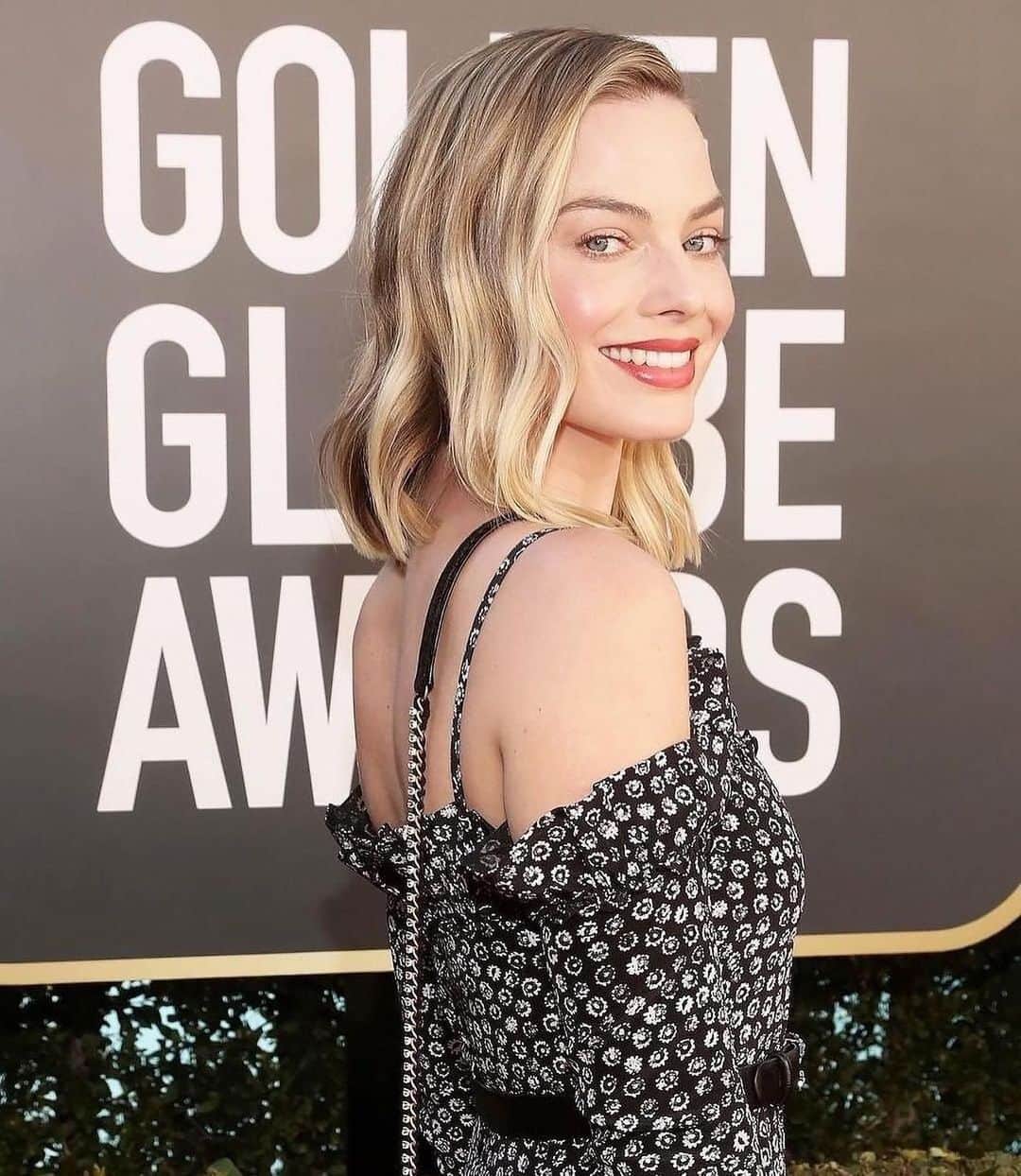 British Vogueのインスタグラム：「For 2021, the 78th annual #GoldenGlobes ceremony was held in both New York and LA - as well as remotely from nominees’ homes. But while the pandemic has put in-person celebrations on hold, the virtual red carpet looks were as glamorous as ever. From #MargotRobbie in @ChanelOfficial to #EmmaCorrin in @MiuMiu to #CynthiaErivo in vertigo-inducing platforms fresh from @MaisonValentino’s couture runway, see all of the best looks from the night at the link in bio.」
